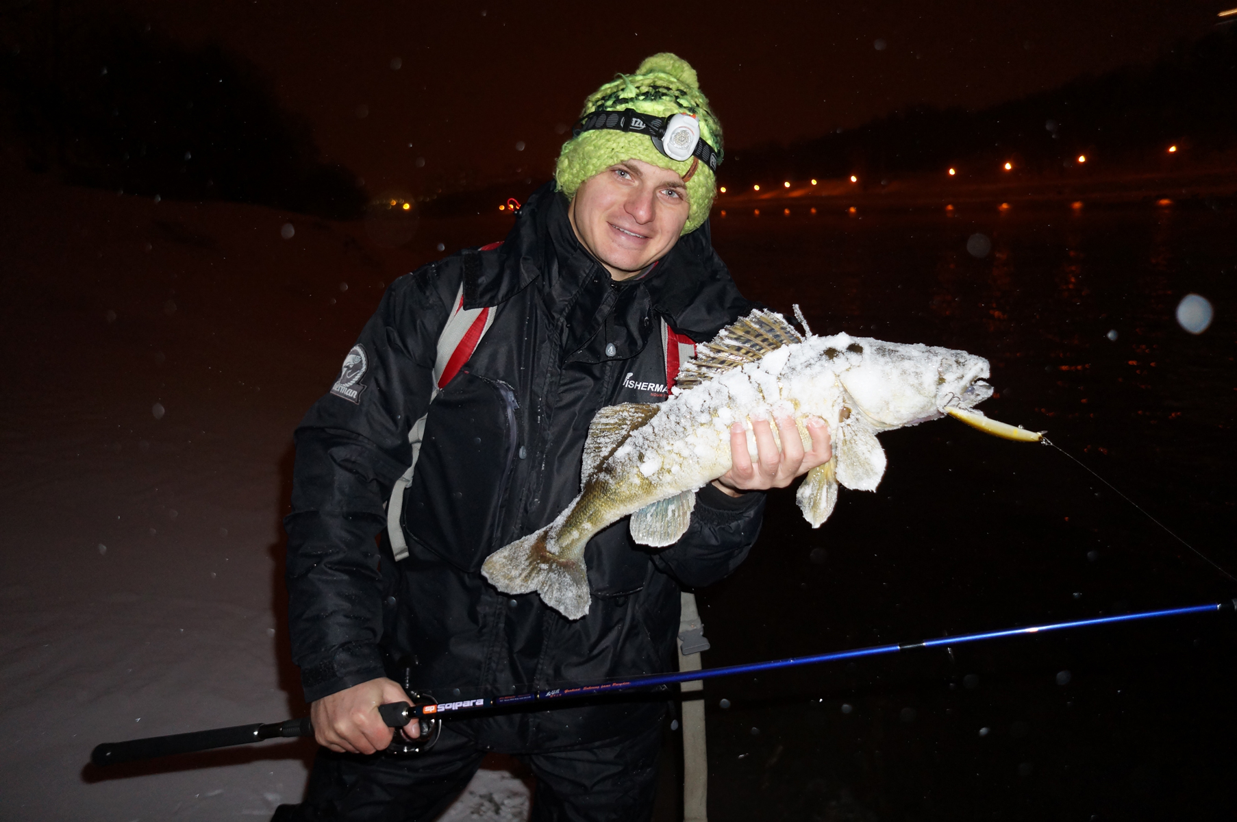 Ловить рыбу в москве реке. Ночная зимняя рыбалка. Зимняя рыбалка на судака. Судак в Москве реке.